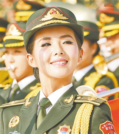 军乐团女队员英姿飒爽.