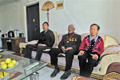 本报讯 / 记者 罗延京 摄影报道 在德令哈市新世纪小区居住的,今年89